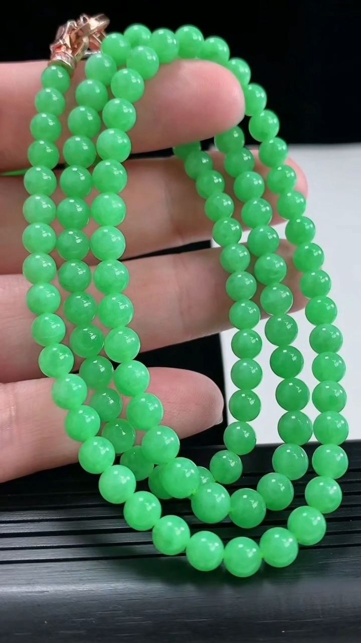 天然A货翡翠圆珠项链，尺寸5.5-108颗重量:32.66g
4月26日
