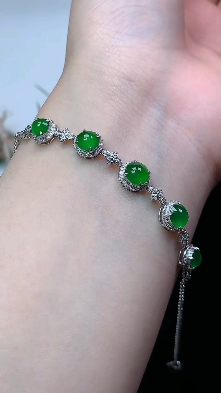 天然A货翡翠蛋面手链，尺寸5.8-5.6，重量:3.77g
4月26日