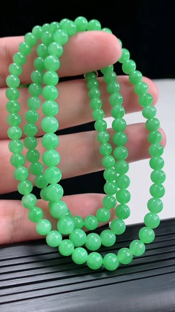 天然A货翡翠圆珠项链，尺寸5.5-111颗重量:30.20g
4月26日