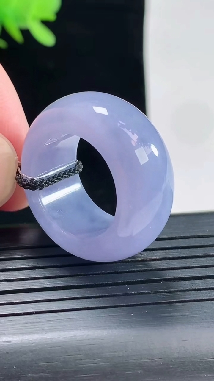 天然A货翡翠紫罗兰素面玉指环 扳指，尺寸17.6-11.6-5.8重量:14.00g
4月26日