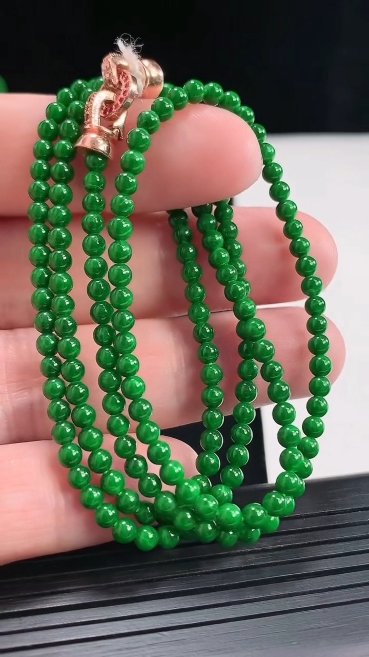 天然A货翡翠圆珠项链，尺寸3.2-190颗重量:11.96g
4月26日