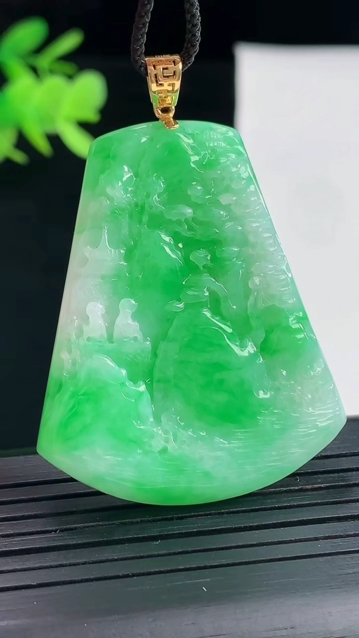 天然A货翡翠山水牌吊坠，尺寸44-36-5重量:16.94g
4月26日