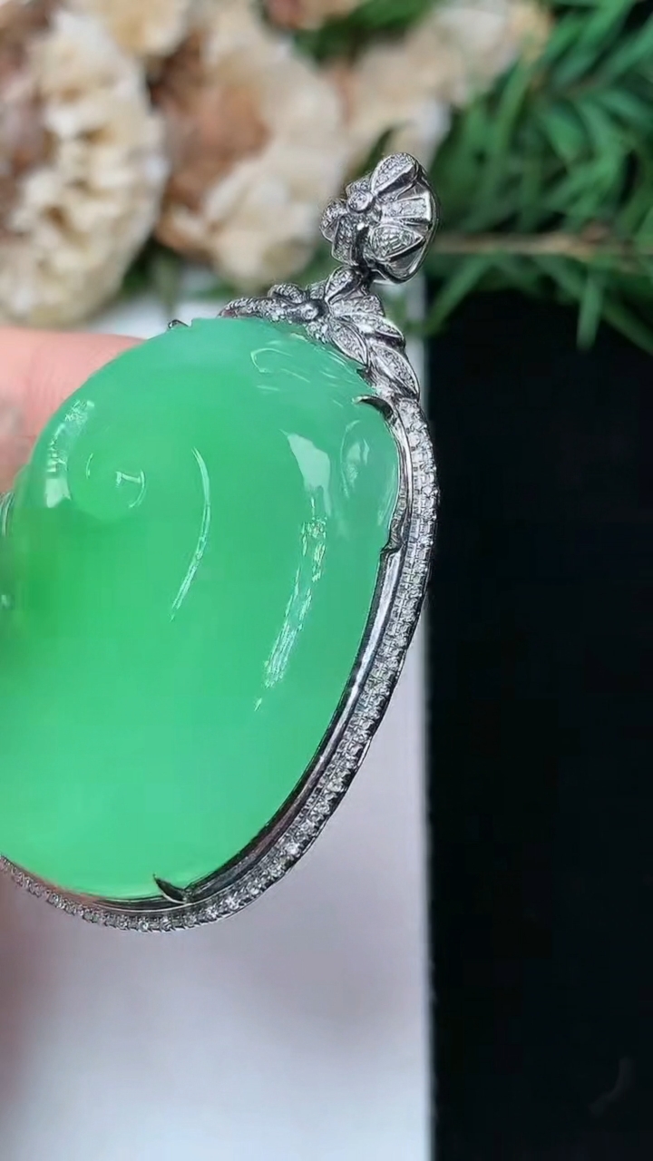 天然A货翡翠如意吊坠，尺寸46.5-29.9-7.9
4月26日