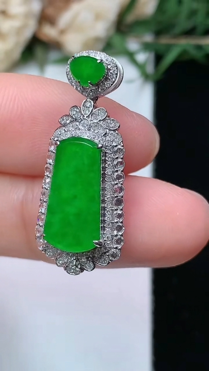 天然A货翡翠无事牌吊坠，尺寸27.9-11.7-7，裸石14-7，重量:3.25g
4月26日