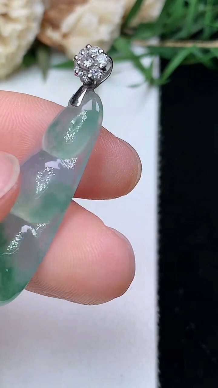 天然A货翡翠飘花福豆吊坠，尺寸31-11.6-6，重量:3.62g
4月26日