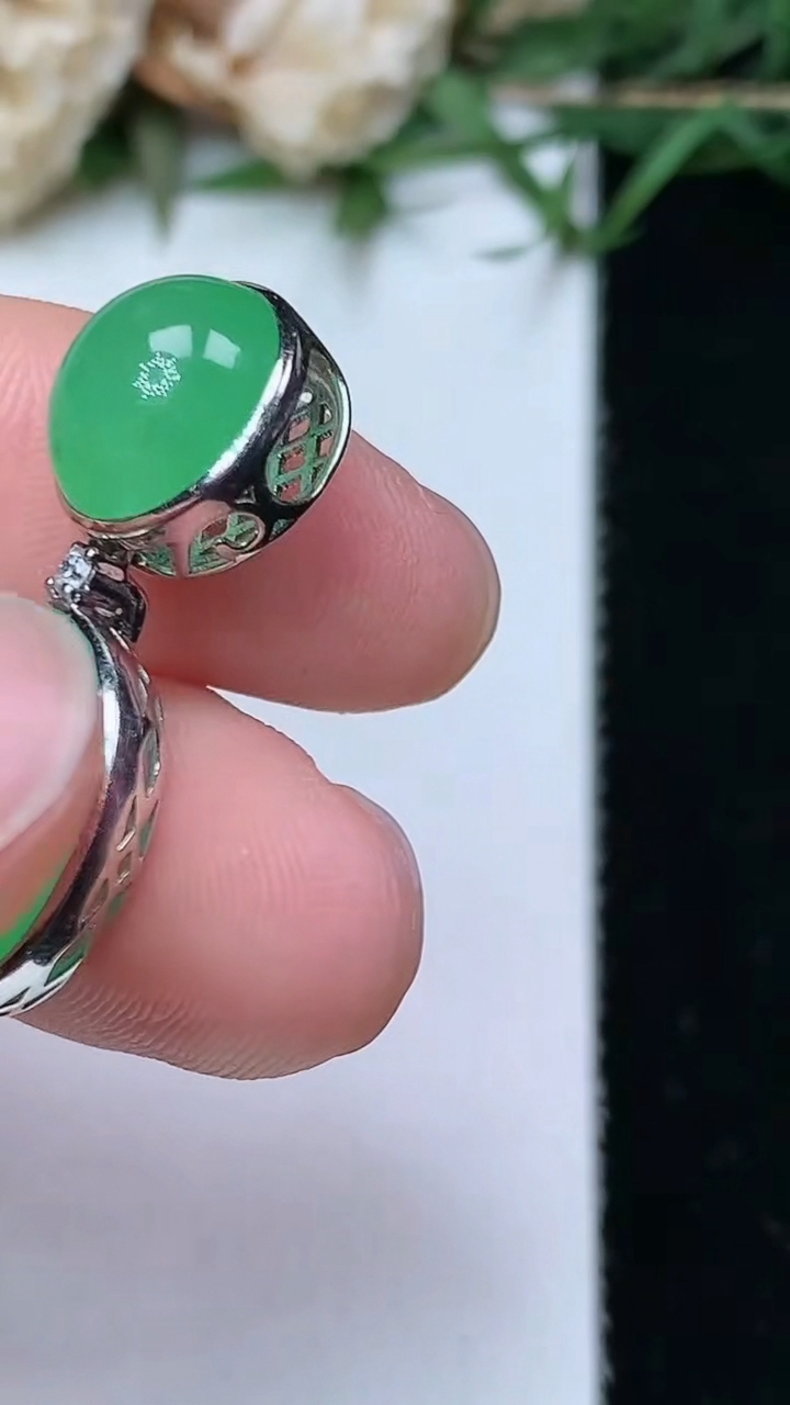 天然A货翡翠蛋面吊坠，尺寸27.6-13.7-7.2，裸石14-12.4，重量:4.58g
4月26日