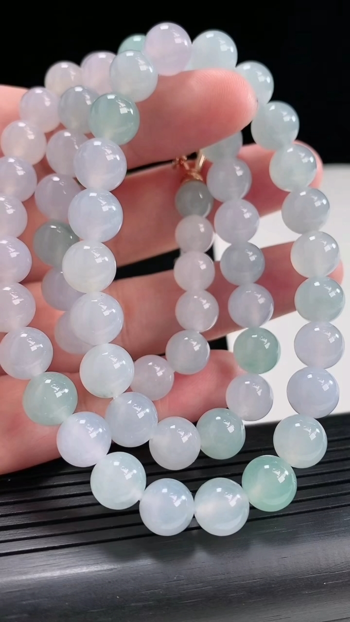 天然A货翡翠种春带彩 紫罗兰圆珠项链，尺寸9-61颗重量:76.90g4月26日
工厂直销收藏佳品,种好水足，色泽均匀，有种有色，上手高大气！