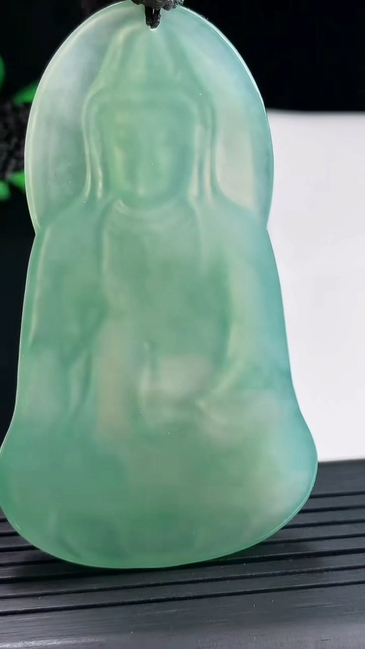 天然A货翡翠素衣观音吊坠，尺寸67.5-40-5.2重量:31.36g
4月26日