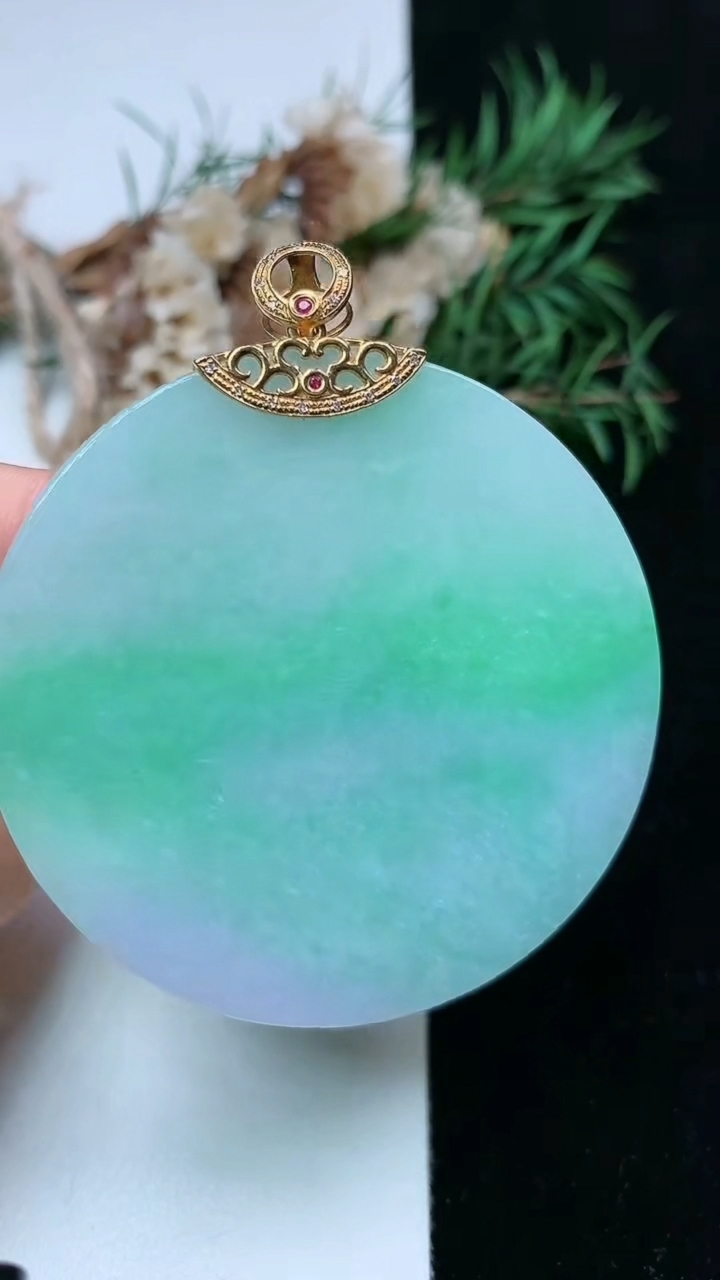 天然A货翡翠无事牌吊坠，尺寸52.8-3.9，重量:30.58g
4月26日