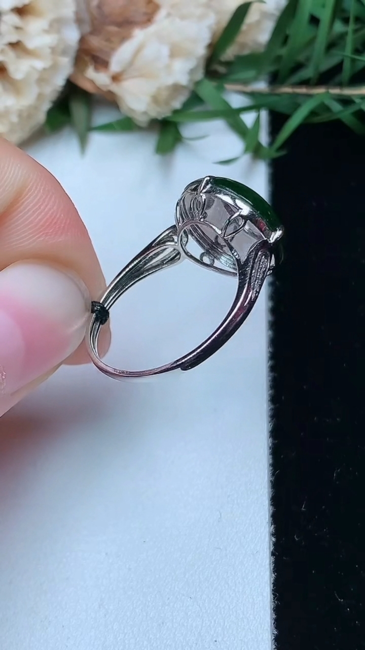 天然A货翡翠蛋面戒指，尺寸17-12-11.8，重量:2.33g2026年4月26日
工厂直销收藏佳品,种好水足，色泽均匀，有种有色，上手高大气！