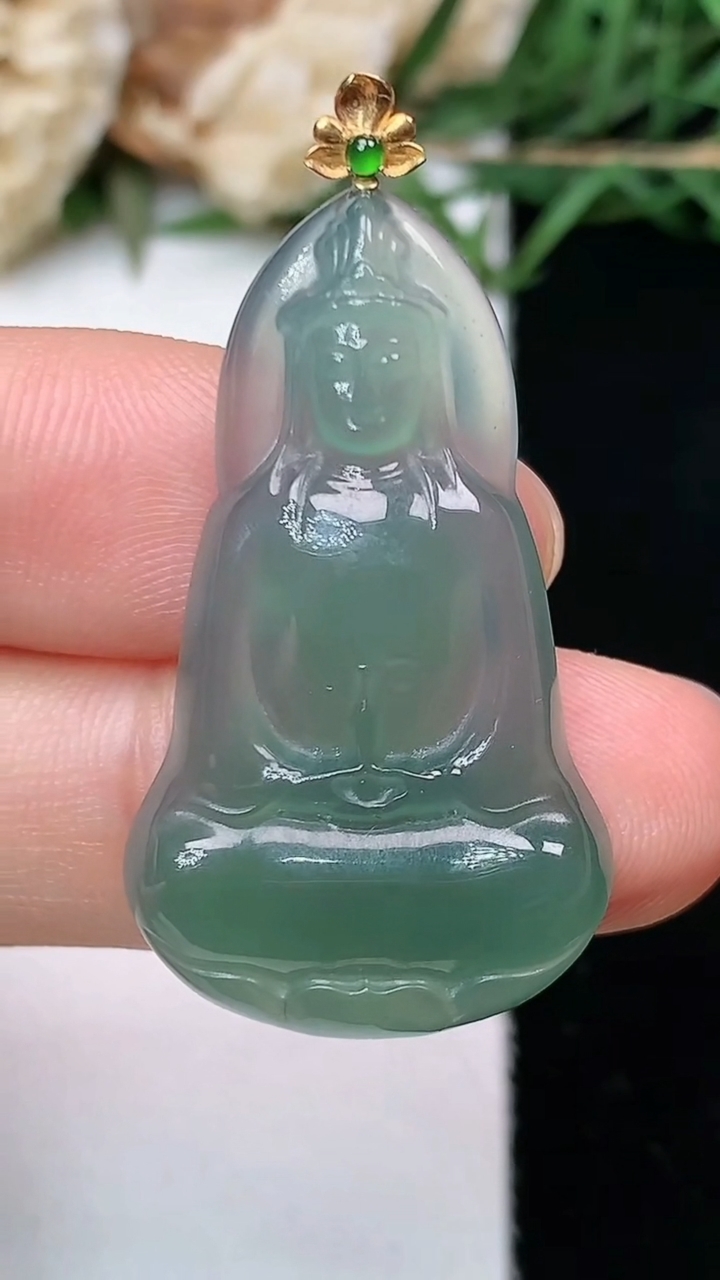 天然A货翡翠蓝水素衣观音吊坠，尺寸32.4-19-4.4，重量:4.76g
4月26日