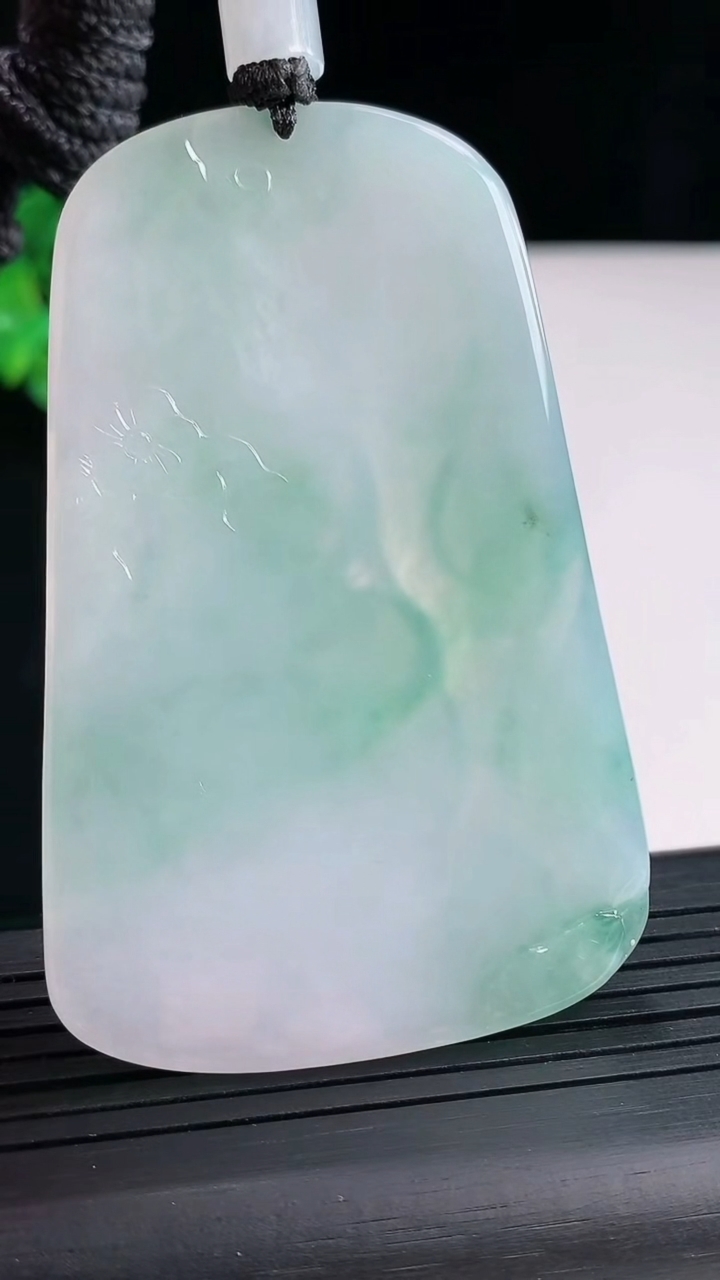 天然A货翡翠虚空藏菩萨吊坠，尺寸65.5-43-5重量:39.44g
4月26日