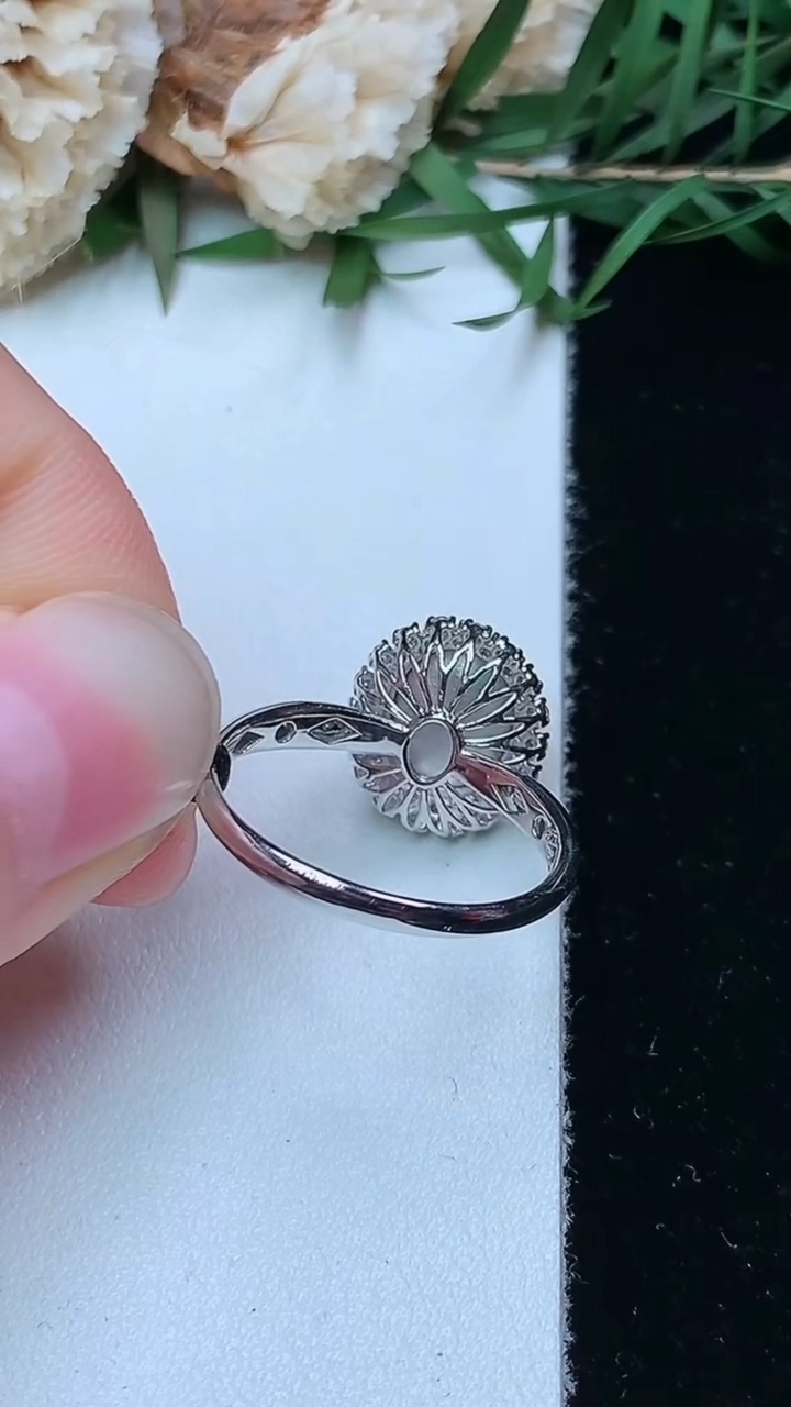 天然A货翡翠蛋面戒指，尺寸17-9-7.4，重量:2.67g
4月26日