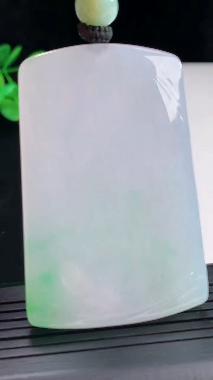 天然A货翡翠阿弥陀佛吊坠，尺寸59-39-8重量:52.29g
4月26日