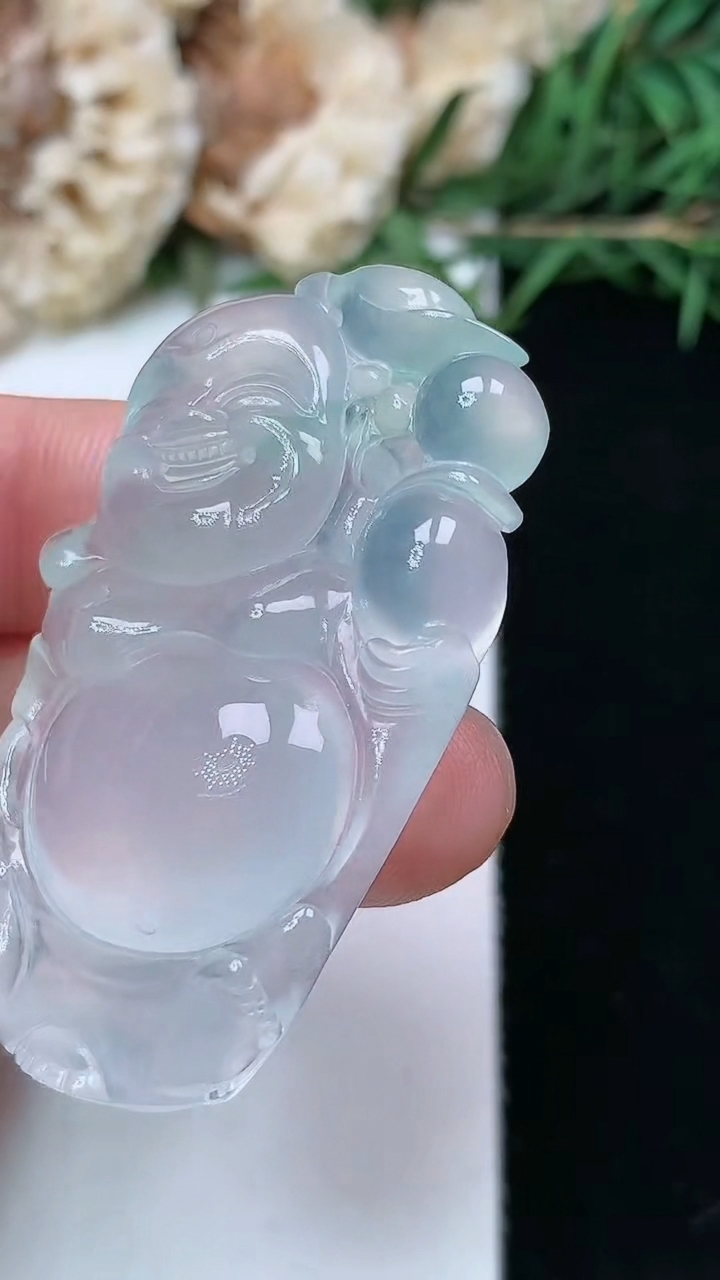 天然A货翡翠白冰逍遥佛吊坠，尺寸42.7-25-8，重量:15.07g
4月26日