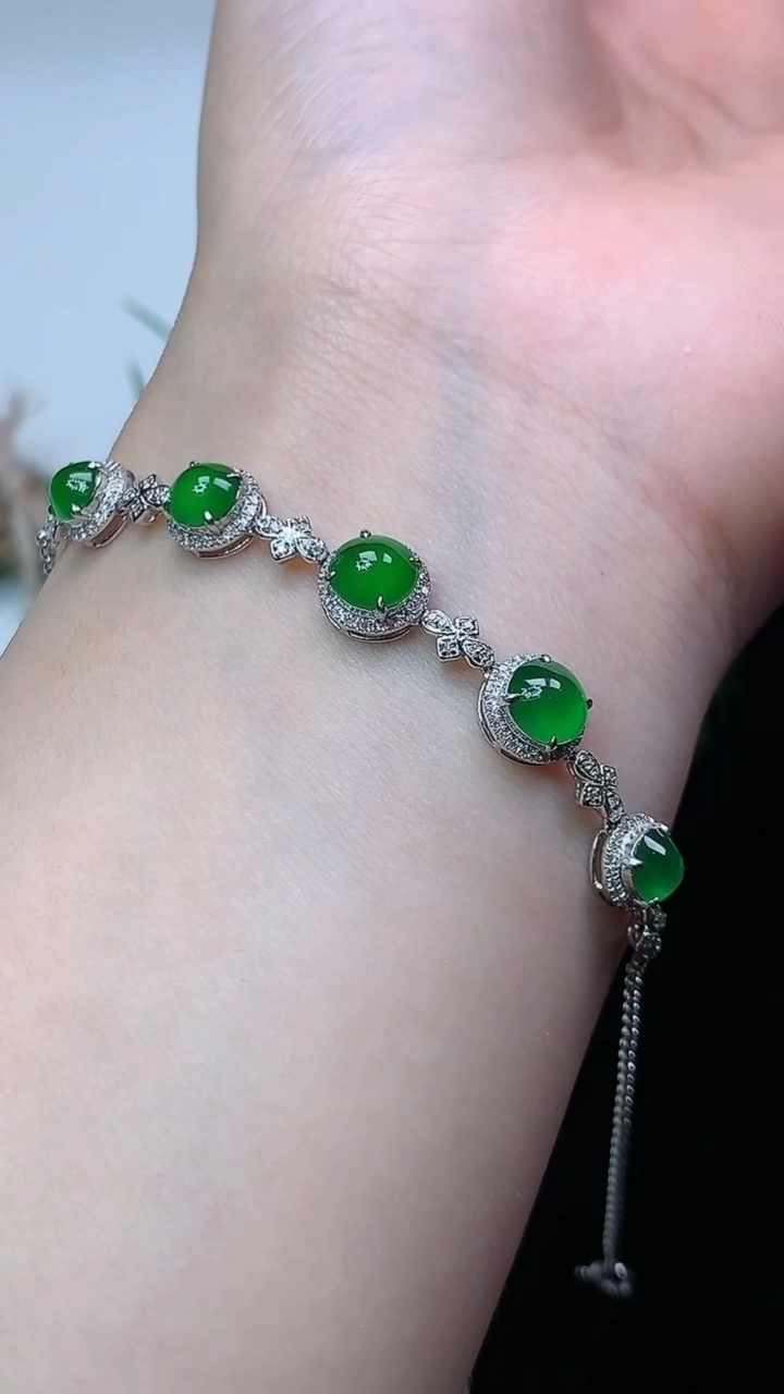 天然A货翡翠蛋面手链，尺寸5.8-5.6，重量:3.77g
4月26日