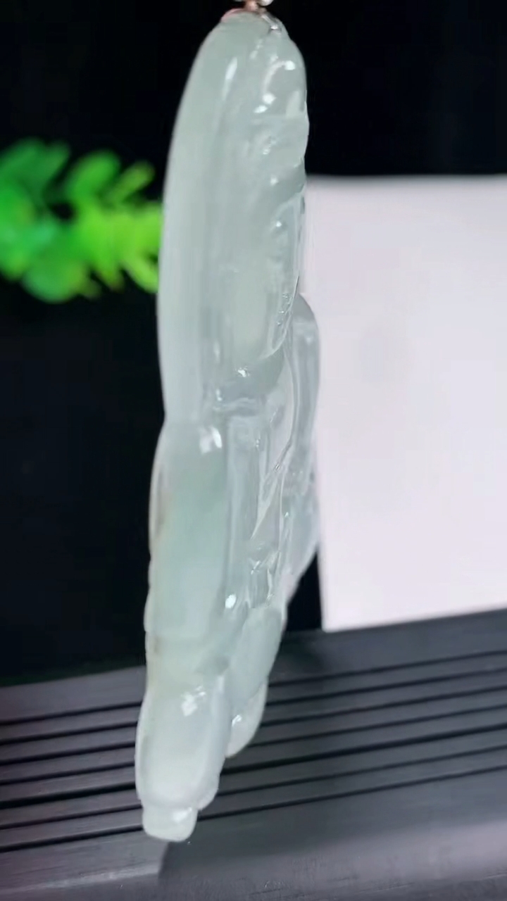 天然A货翡翠正装观音吊坠，尺寸68-42-5.5重量:29.41g
4月26日