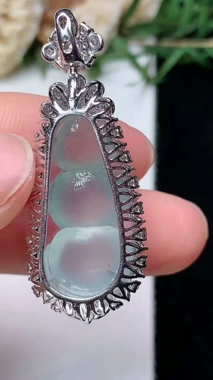 天然A货翡翠飘花福豆吊坠，尺寸38.9-15.4-10.8，裸石24.4-12，重量:5.26g
4月26日