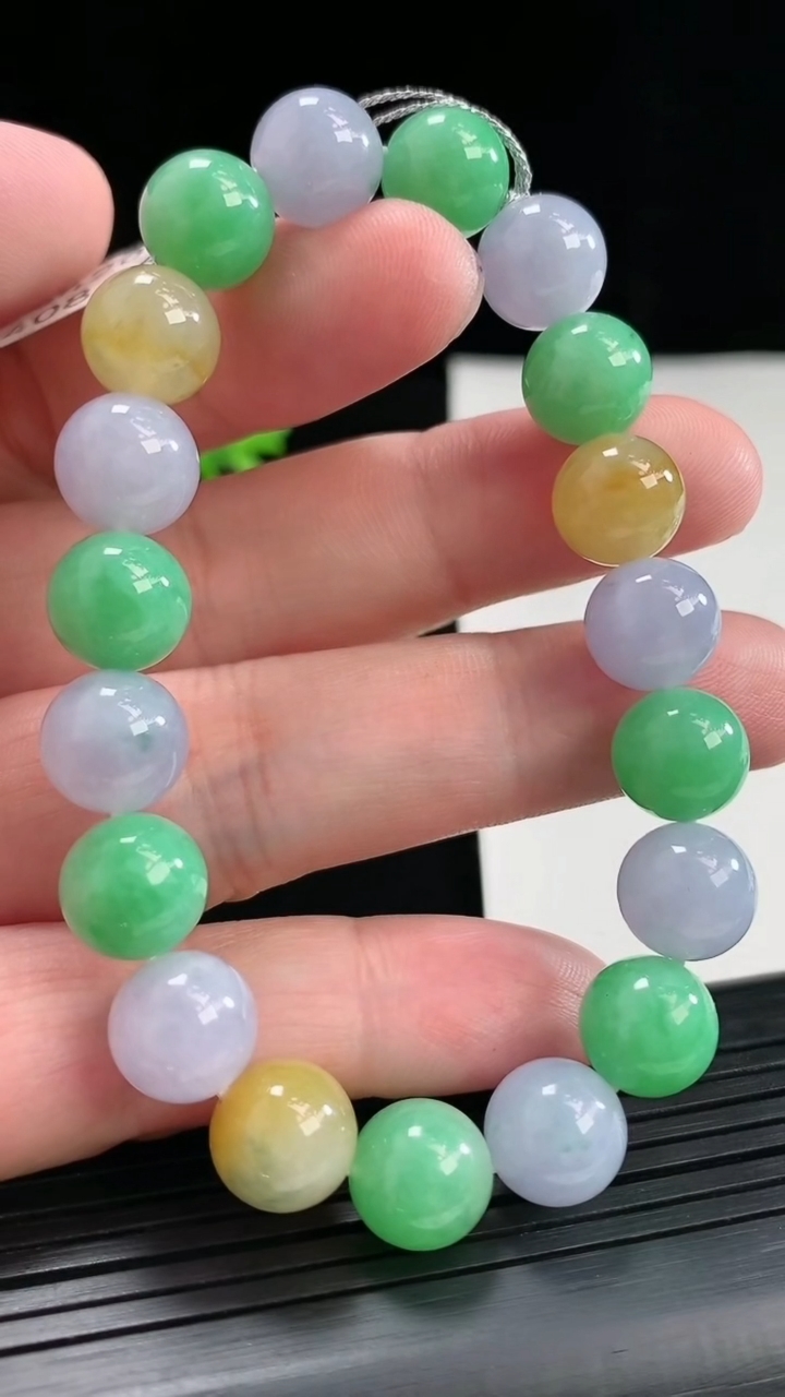 天然A货翡翠三彩圆珠手串，尺寸10-19颗重量:34.12g4月26日
工厂直销收藏佳品,种好水足，色泽均匀，有种有色，上手高大气！