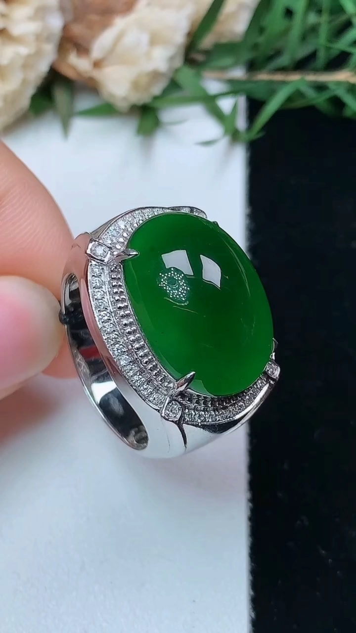 天然A货翡翠蛋面戒指，尺寸19.4-18.2-13.2，重量:9.00g2026年4月26日
工厂直