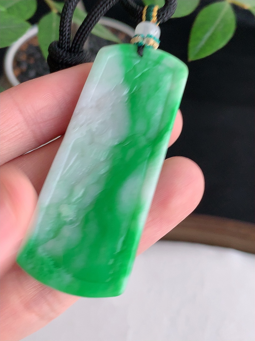 天然A货翡翠白底青飘绿意境山水牌吊坠  
尺寸54.6-22.8-6.8mm 重量20.10g 04