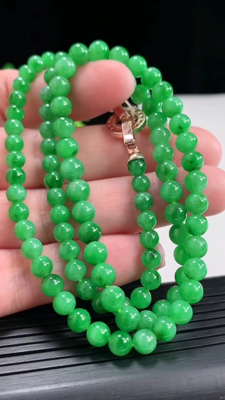 天然A货翡翠圆珠项链，尺寸5-99颗重量:31.67g
4月26日