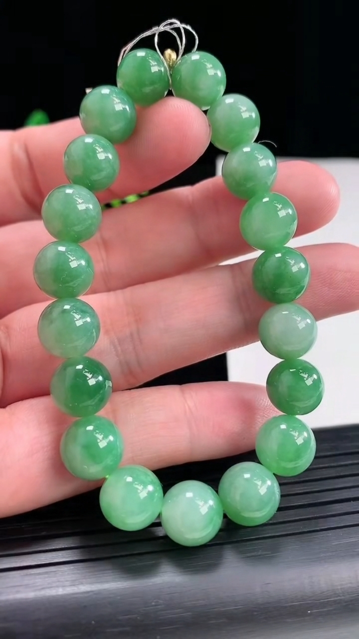 天然A货翡翠圆珠手串，尺寸10-19l颗重量:31.94g4月26日
工厂直销收藏佳品,种好水足，色泽均匀，有种有色，上手高大气！
