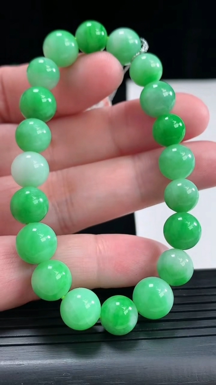 天然A货翡翠圆珠手串，尺寸9.5-20颗重量:27.74g4月26日
工厂直销收藏佳品,种好水足，色泽均匀，有种有色，上手高大气！