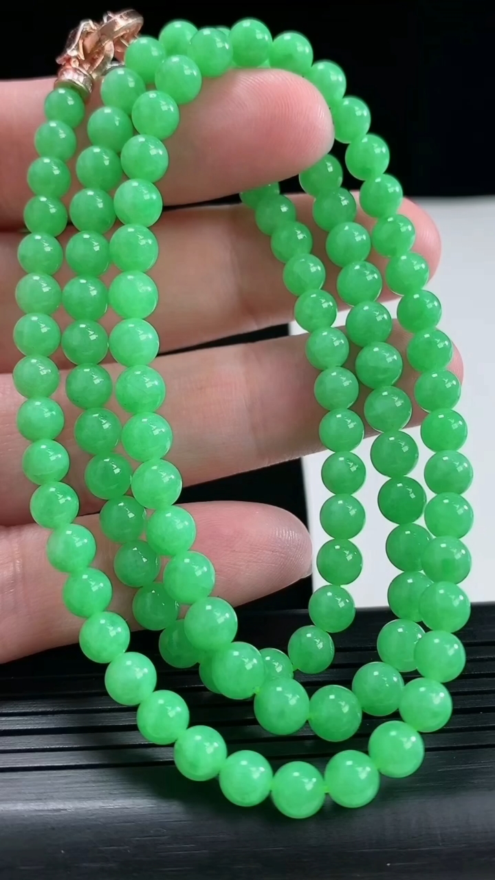 天然A货翡翠圆珠项链，尺寸5.5-108颗重量:32.66g
4月26日