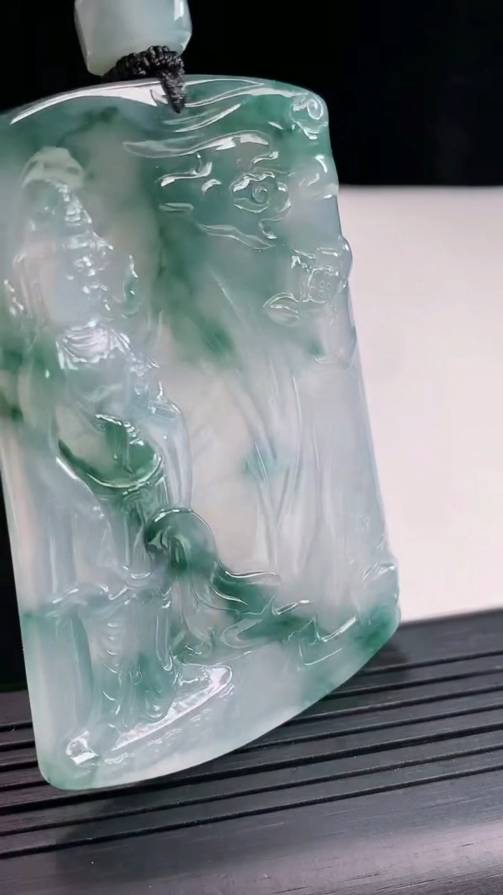 天然A货翡翠种飘花观音菩萨吊坠，尺寸65.6-46-5.8重量:44.96g
4月26日