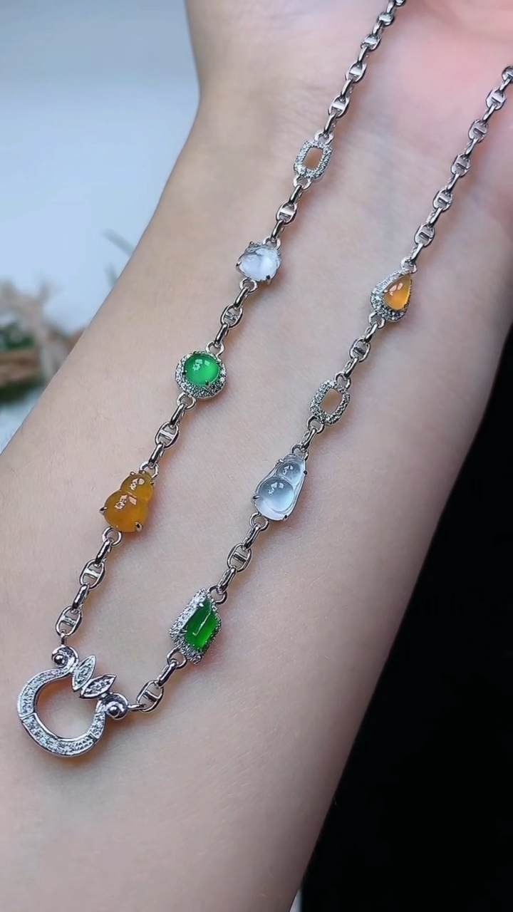 天然A货翡翠白冰葫芦项链，尺寸7.7-4.4-3.3，重量:5.44g4月26日
工厂直销收藏佳品,种好水足，色泽均匀，有种有色，上手高大气！