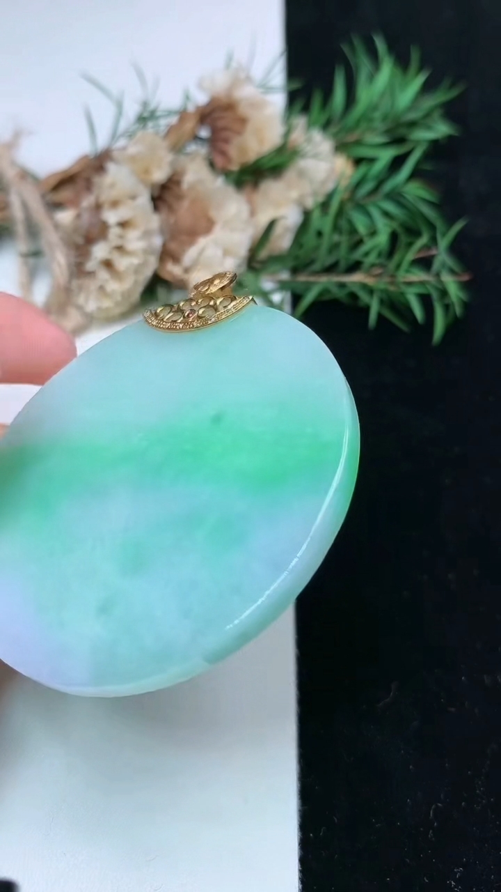 天然A货翡翠无事牌吊坠，尺寸52.8-3.9，重量:30.58g
4月26日