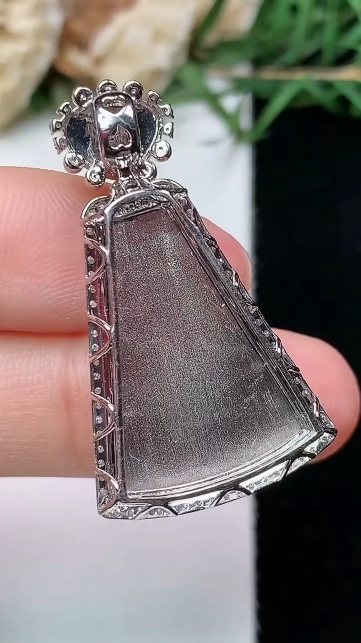 天然A货翡翠无事牌吊坠，尺寸34.2-19.5-7，裸石22-15.6，重量:4.40g
4月26日