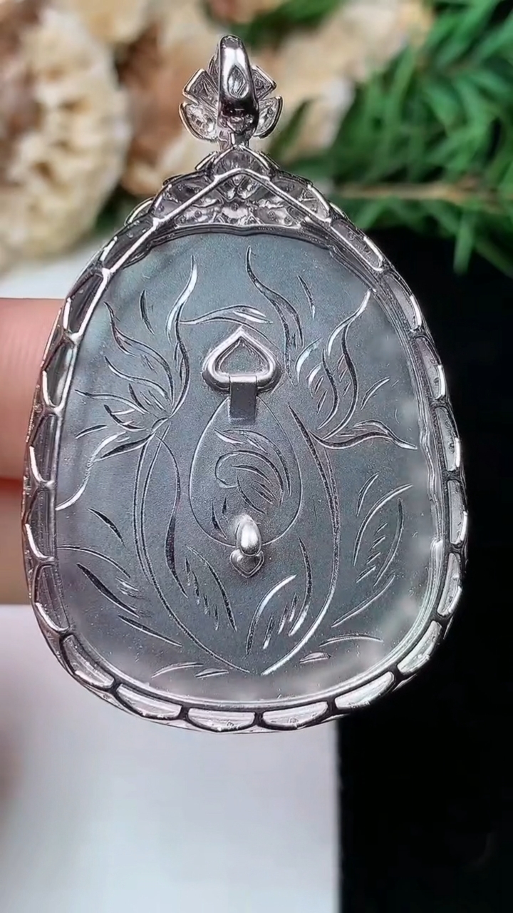 天然A货翡翠如意吊坠，尺寸46.5-29.9-7.9
4月26日