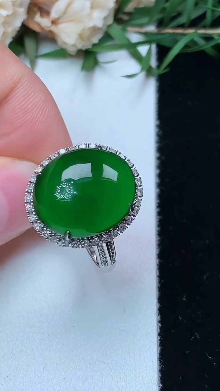 天然A货翡翠蛋面戒指，尺寸17.4-15-13，重量:4.84g2026年4月26日
工厂直销收藏佳品,种好水足，色泽均匀，有种有色，上手高大气！