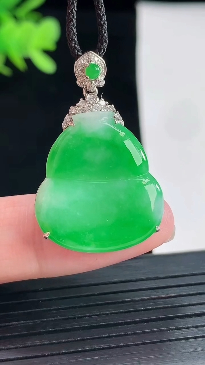 天然A货翡翠葫芦吊坠，尺寸31-21-5，裸石22.5-21重量:5.32g
4月26日