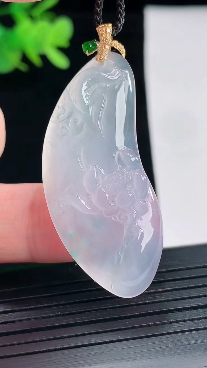 天然A货翡翠种飘花和和美美 荷叶鱼吊坠，尺寸42-18.6-5.5重量:10.49g
4月26日