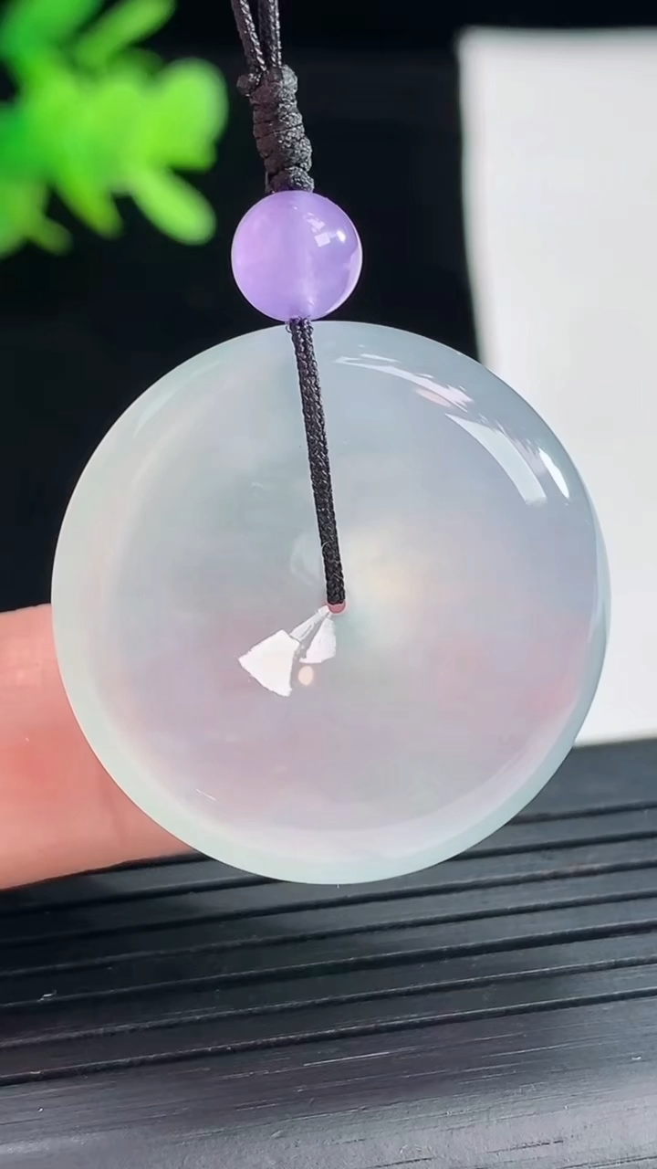 天然A货翡翠种白冰平安扣吊坠，尺寸28-6.3重量:10.95g
4月26日