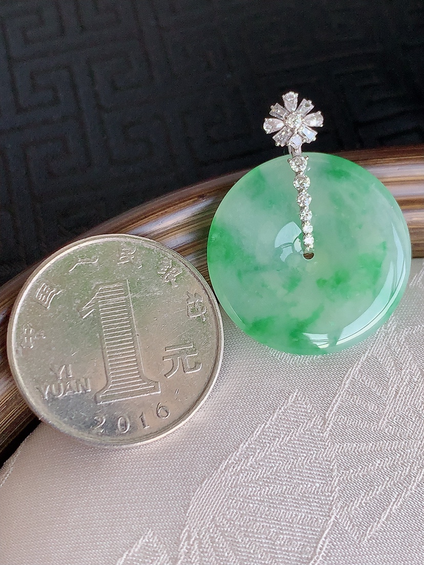 天然A货翡翠18K金伴钻镶嵌飘绿平安扣吊坠 
尺寸31.2-24.2-3.8mm 重量5.50g 0425