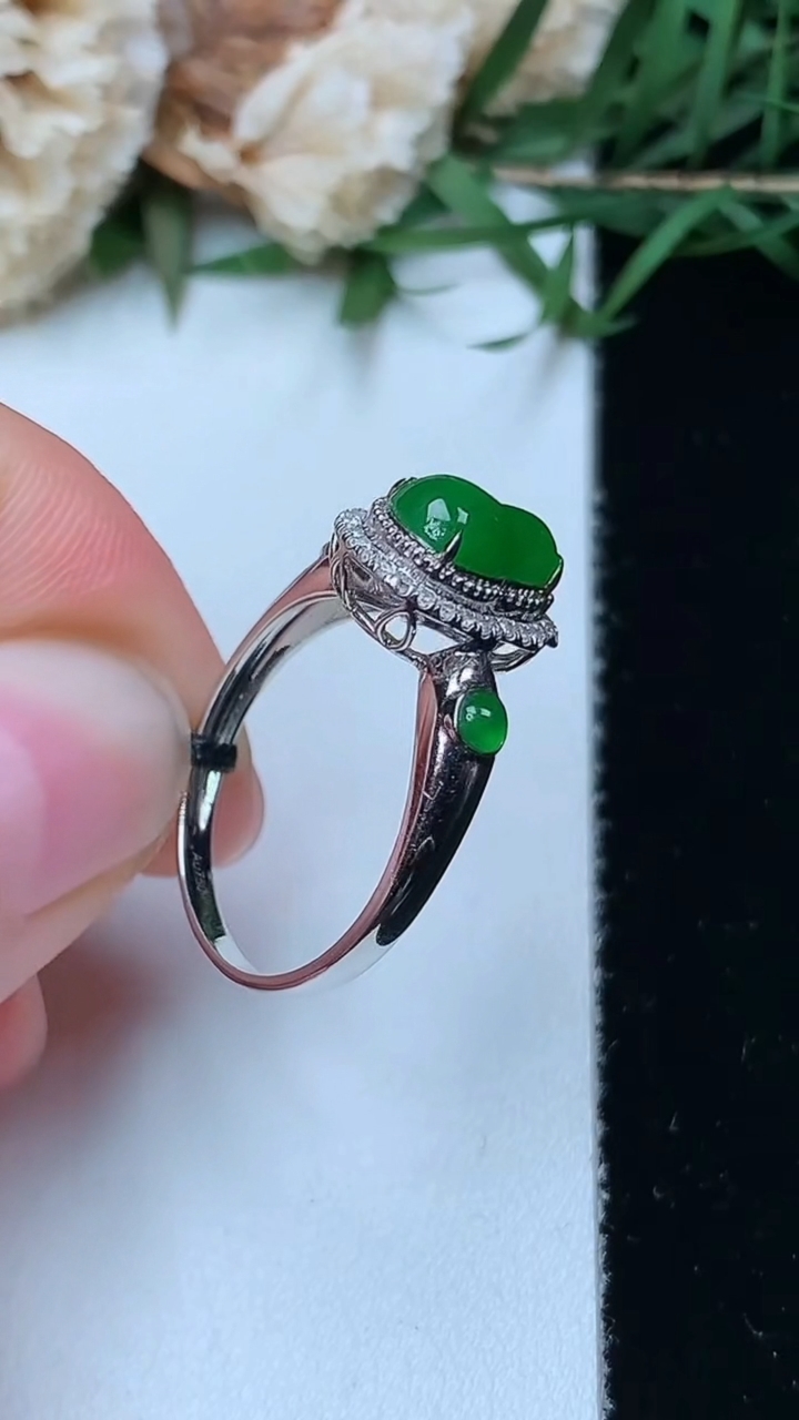 天然A货翡翠葫芦戒指，尺寸17.2-8.6-6.2，重量:2.61g2026年4月26日
工厂直销收藏佳品,种好水足，色泽均匀，有种有色，上手高大气！