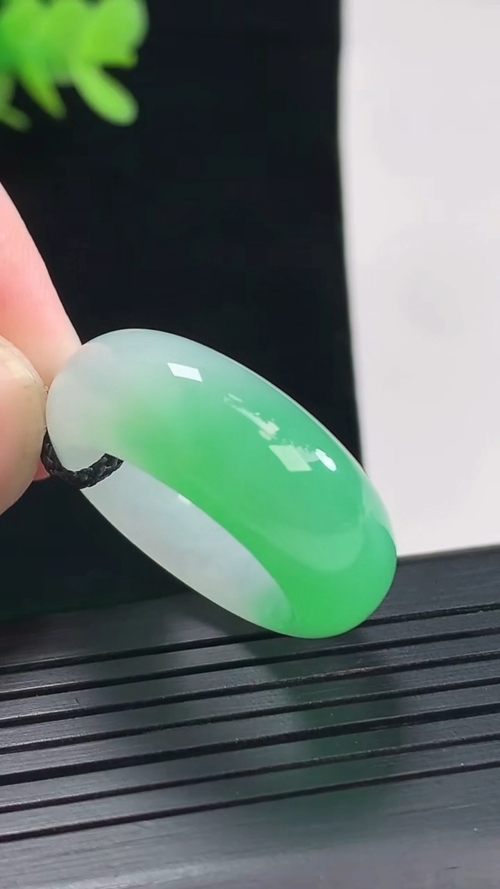 天然A货翡翠玉指环 戒指，尺寸17.8-9.5-5.5重量:10.08g2026年4月26日
工厂直销收藏佳品,种好水足，色泽均匀，有种有色，上手高大气！