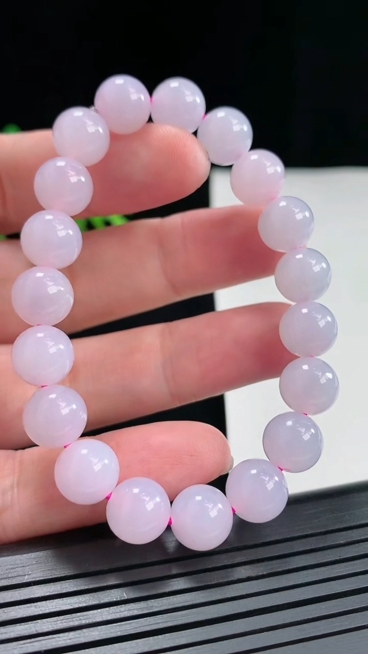 天然A货翡翠紫罗兰圆珠手串，尺寸10-19颗重量:32.10g4月26日
工厂直销收藏佳品,种好水足，色泽均匀，有种有色，上手高大气！