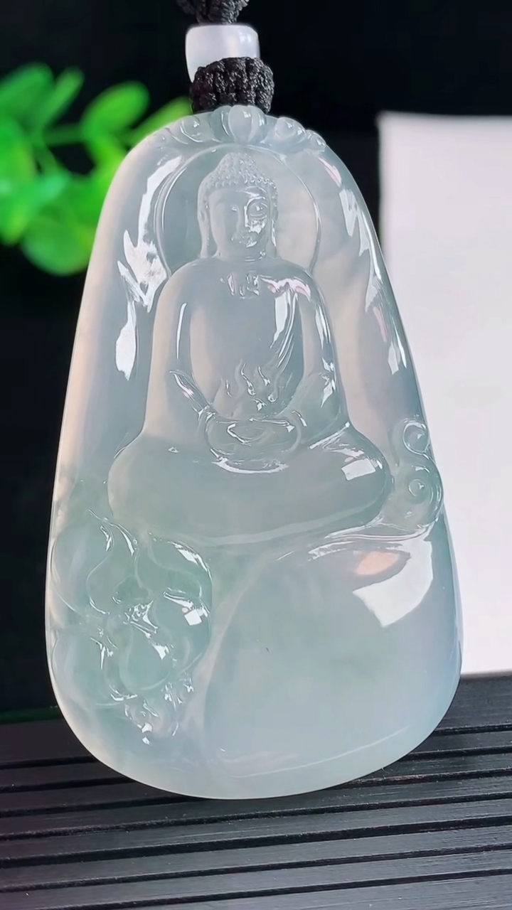 天然A货翡翠大日如来佛吊坠，尺寸59-35.5-5.6重量:28.90g
4月26日