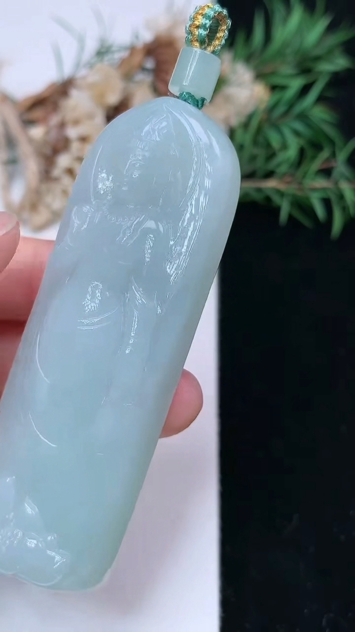 天然A货翡翠白冰观音菩萨吊坠，尺寸67.6-24-11，重量:45.21g
4月26日
