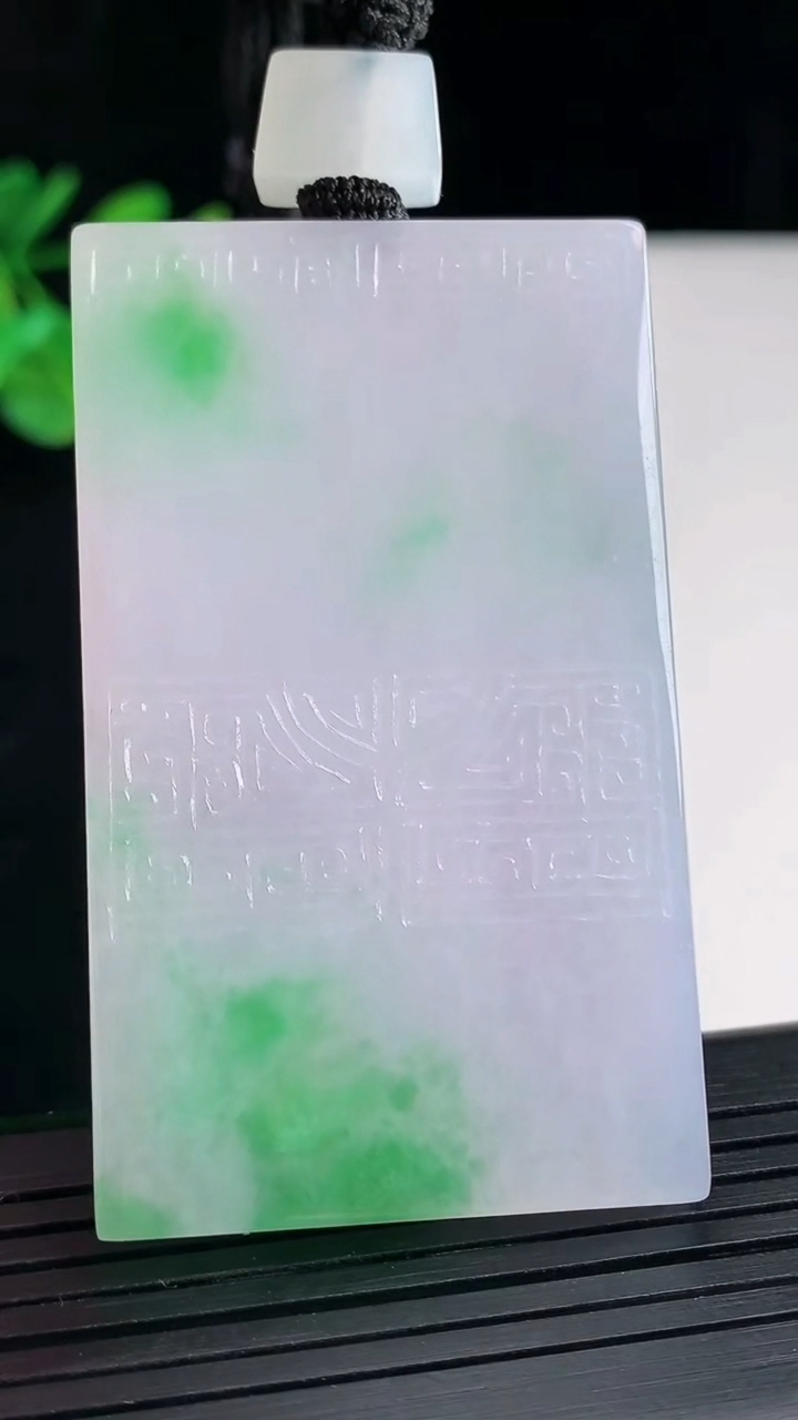 天然A货翡翠仿古无事牌吊坠，尺寸59-35-6重量:46.30g
4月26日