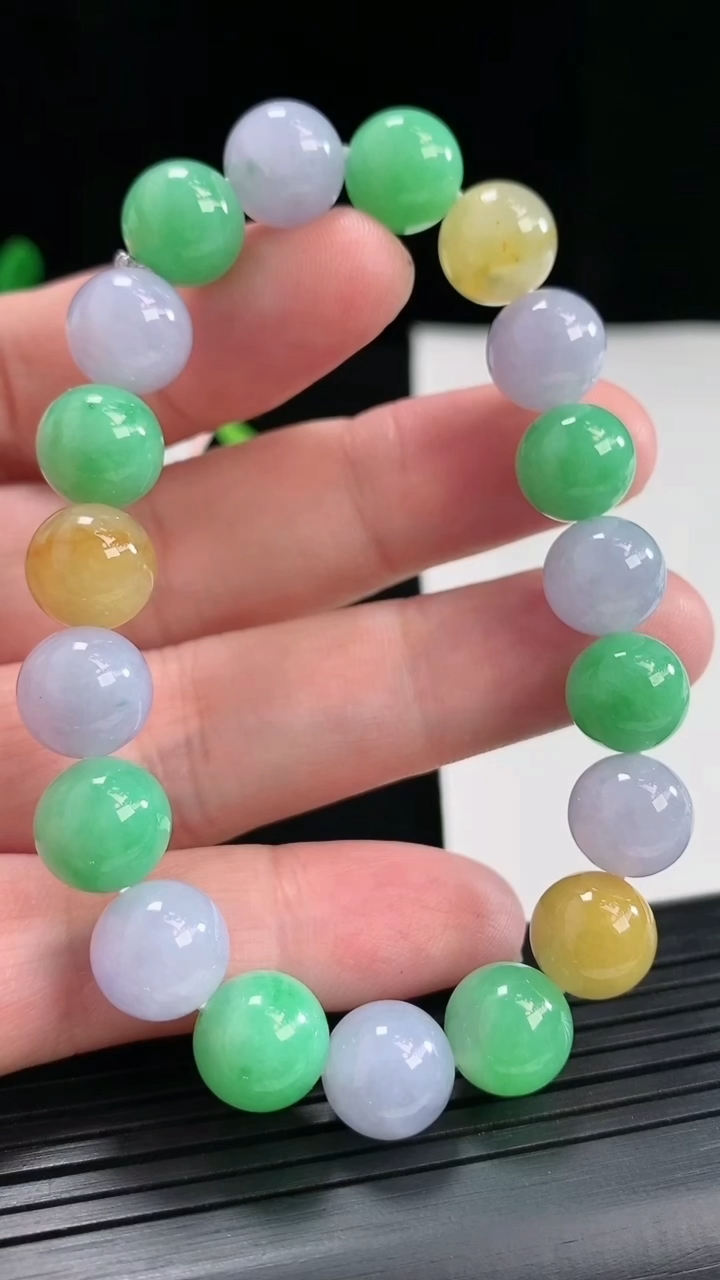天然A货翡翠三彩圆珠手串，尺寸10-19颗重量:34.12g4月26日
工厂直销收藏佳品,种好水足，