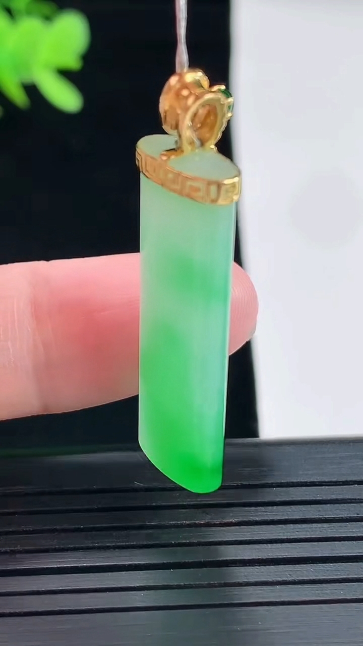 天然A货翡翠无事牌吊坠，尺寸32.5-11.5-4.5重量:5.67g
4月26日