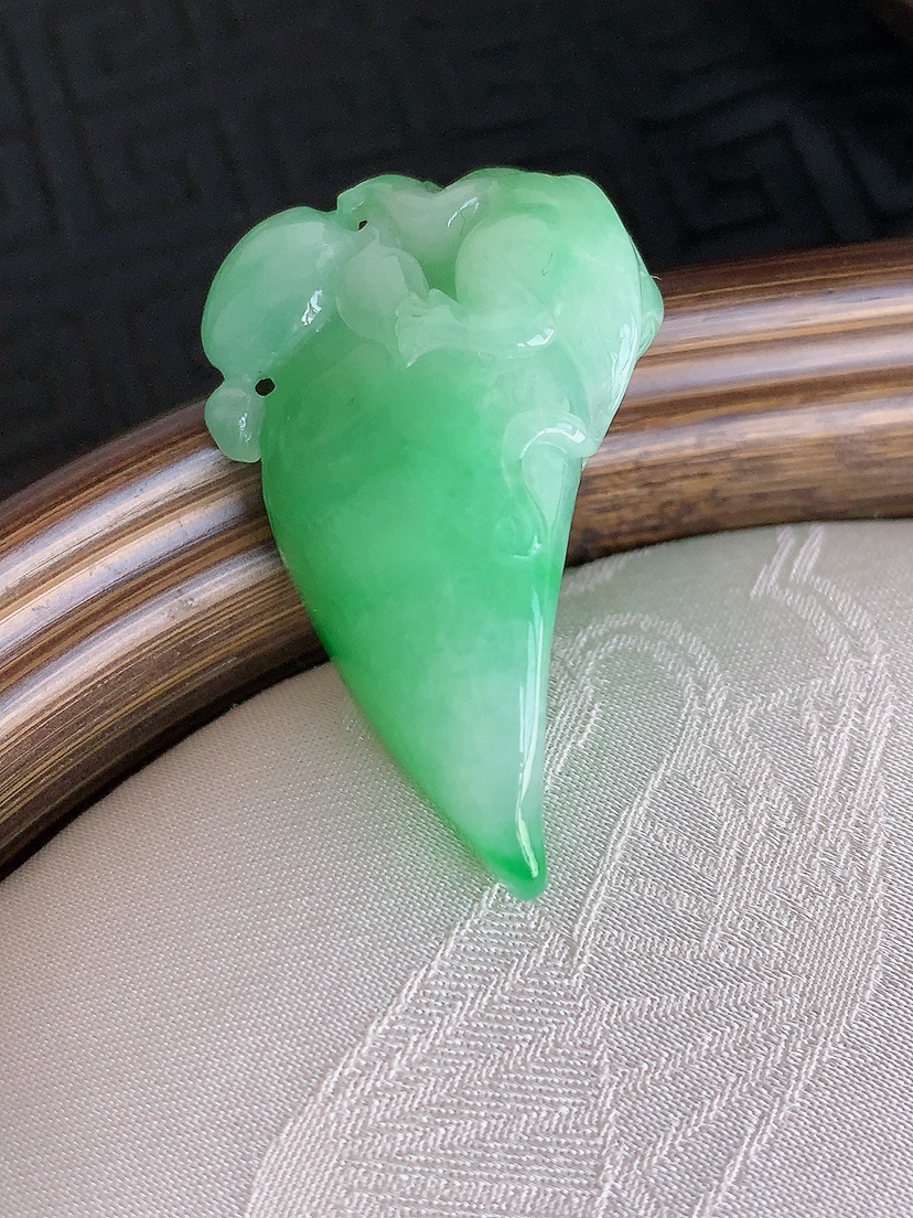 天然A货翡翠飘阳绿福瓜吊坠  
尺寸36.6-22.6-12.6mm 重量13.43g 0425