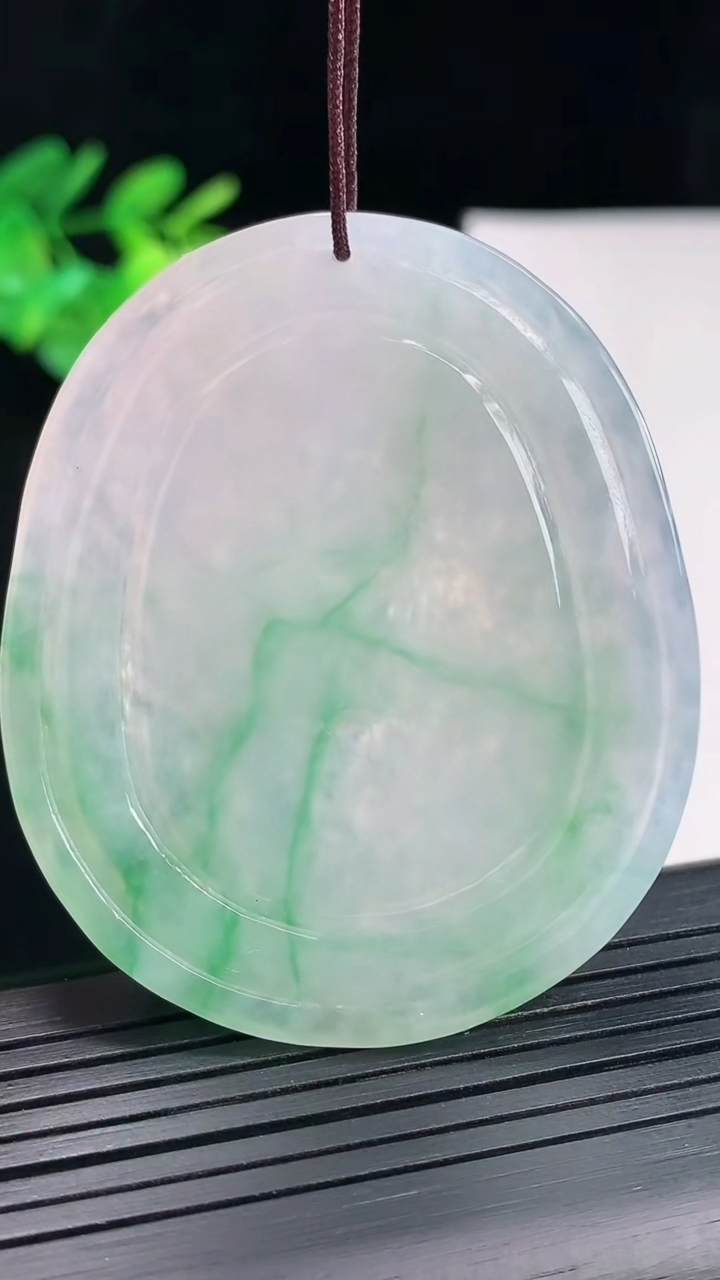 天然A货翡翠龙牌吊坠，尺寸55-46.5-6重量:29.49g
4月26日