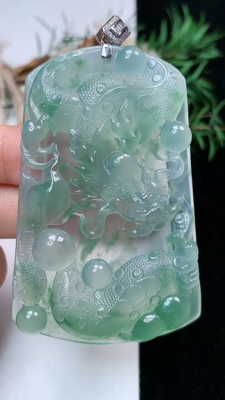 天然A货翡翠龙牌吊坠，尺寸63-40.6-6.2，重量:31.97g
4月26日